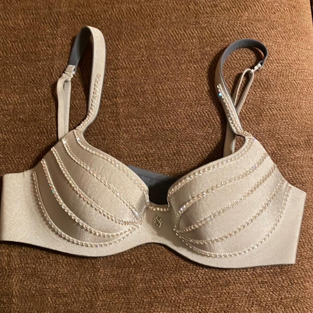 Victoria’s Secret bra , 32 C